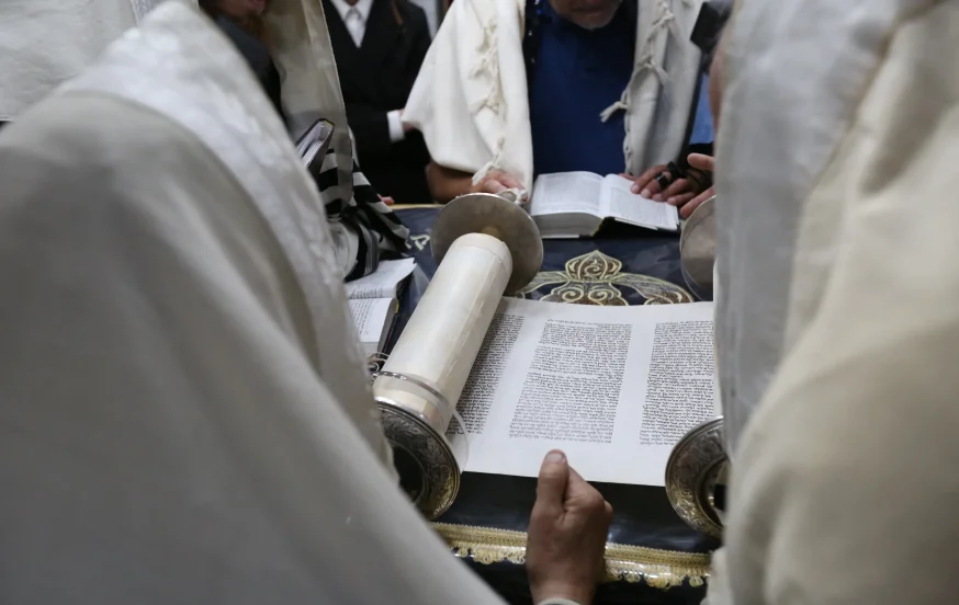 כך נולד המנהג: למה אומרים "חזק חזק ונתחזק" בסיום כל חומש?