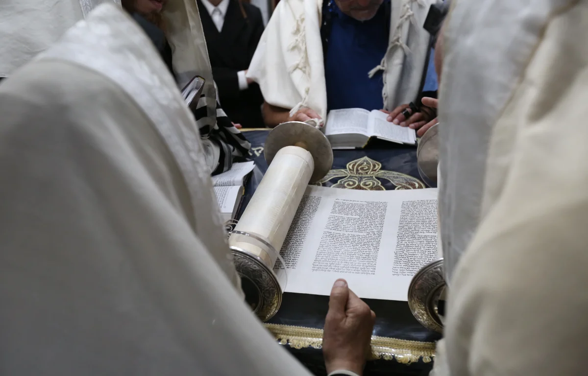 כך נולד המנהג: למה אומרים "חזק חזק ונתחזק" בסיום כל חומש?