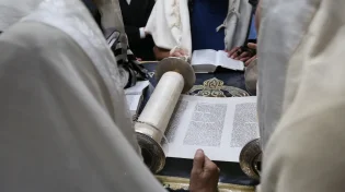כך נולד המנהג: למה אומרים "חזק חזק ונתחזק" בסיום כל חומש?
