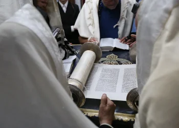 כך נולד המנהג: למה אומרים "חזק חזק ונתחזק" בסיום כל חומש?