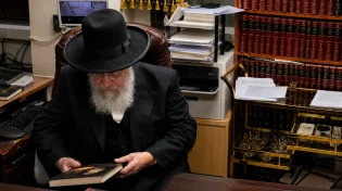 גדולי ישראל מקבלים לידיהם בהתרגשות את הספר "שר ההתמדה" | גלריה