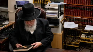 גדולי ישראל מקבלים לידיהם בהתרגשות את הספר "שר ההתמדה" | גלריה