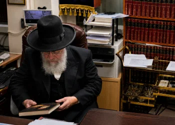 גדולי ישראל מקבלים לידיהם בהתרגשות את הספר "שר ההתמדה" | גלריה