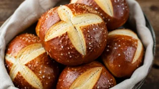 רכות מבפנים, שחומות מבחוץ: לחמניות פרצל ביתיות שאי אפשר להפסיק לאכול