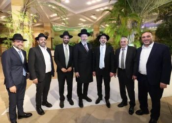 ראש עיריית אלעד השיא את ביתו - רבנים ואישי ציבור הגיעו לשמחה (צילום: יעקב כהן)