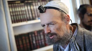 בנו של הרב קוק מתחנן לציבור: "קרעו שערי שמים על אבא"