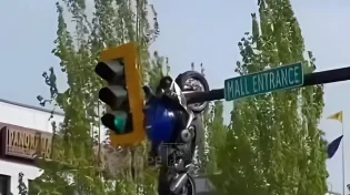 תאונה בלתי נתפסת: האופנוען עף לגובה ונתלה על הרמזור