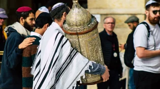 בחג מתן תורה הקרוב מתעורר כוח מיוחד לרפואה וישועה
