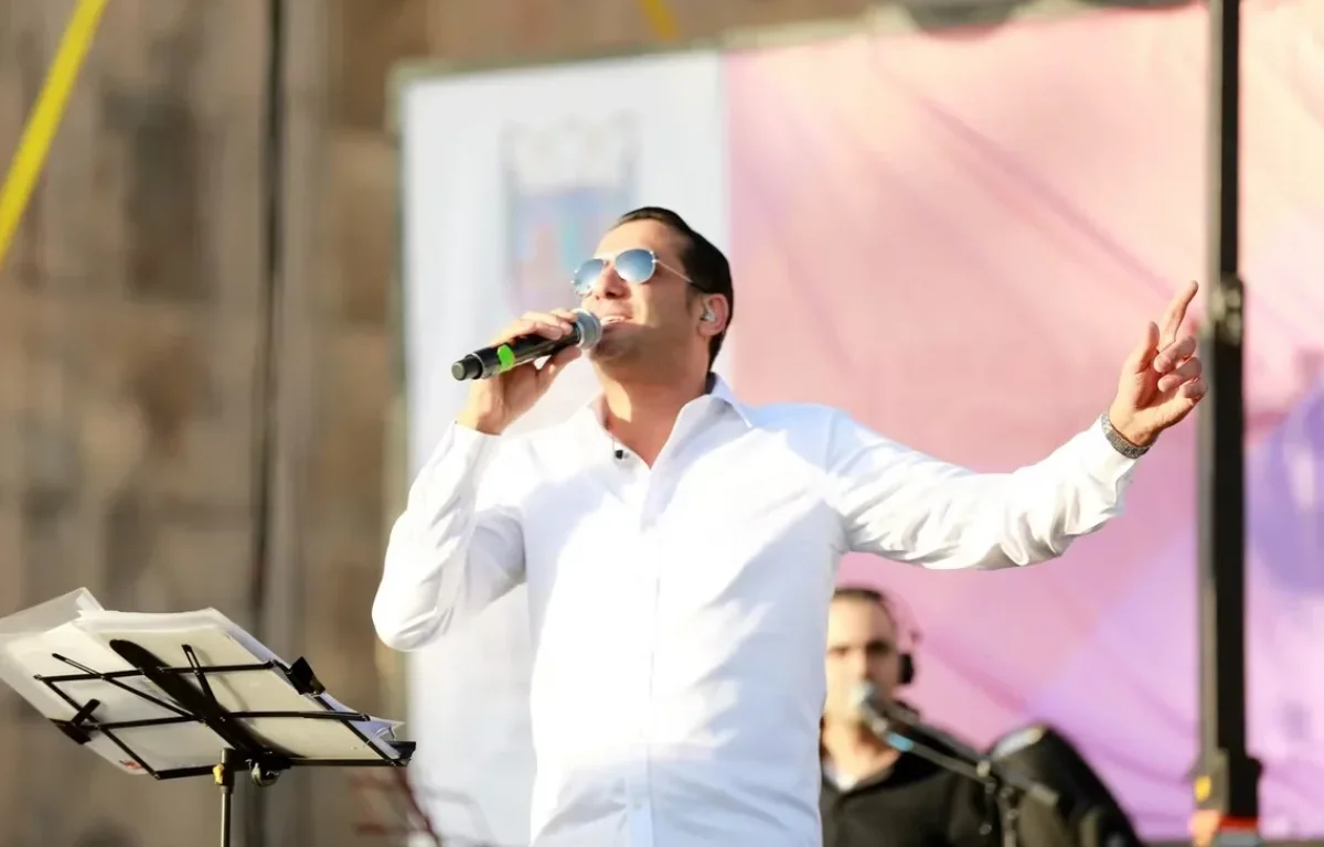 חיים ישראל חושף: "לפעמים דווקא בזמנים לא ברורים - שם נולדים השירים" חיים ישראל חושף: "לפעמים דווקא בזמנים לא ברורים - שם נולדים השירים"