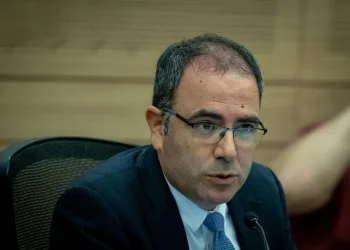 מהלך דורסני: אלפי זוגות חרדים עלולים להיזרק מתוכנית "דירה בהנחה" מהלך דורסני: אלפי זוגות חרדים עלולים להיזרק מתוכנית "דירה בהנחה"