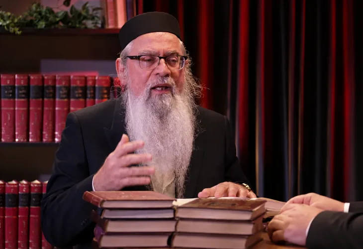 המקובל הרב יוסף ביטון במשדר חיזוק ותפילה לרפואת הרב דב קוק