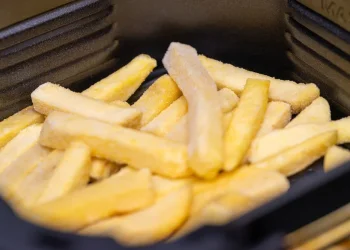 סערה בארה"ב: העובדת תועדה מכניסה צ'יפס לפה ואז מגישה אותו ללקוח סערה בארה"ב: העובדת תועדה מכניסה צ'יפס לפה ואז מגישה אותו ללקוח