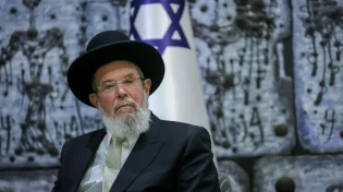 הרב הראשי לישראל פונה לבית החולים לאחר שעבר תאונת דרכים