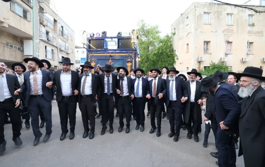 ברוב פאר והדר: ספר תורה חדש הוכנס לישיבת "חיי אברהם" בבני ברק ברוב פאר והדר: ספר תורה חדש הוכנס לישיבת "חיי אברהם" בבני ברק