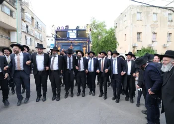 ברוב פאר והדר: ספר תורה חדש הוכנס לישיבת "חיי אברהם" בבני ברק