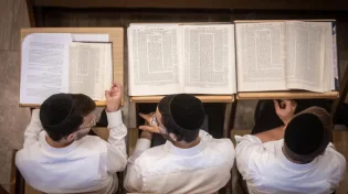 מתלבטים אם להישאר ערים בליל שבועות? אלו 7 ההבטחות למי שנשאר ער בלילה הזה