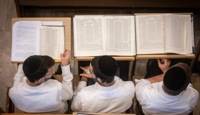 מתלבטים אם להישאר ערים בליל שבועות? אלו 7 ההבטחות למי שנשאר ער בלילה הזה