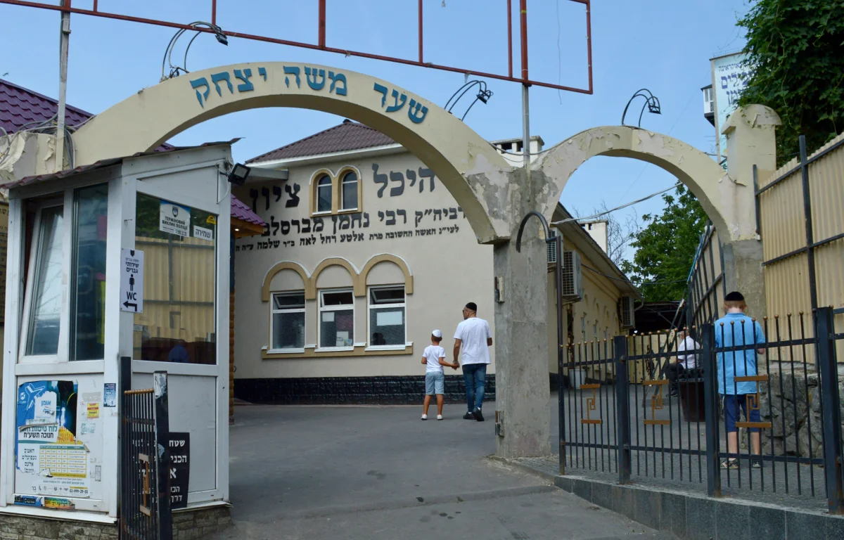 למרות המחסור בטיסות: אלפים חגגו את חג השבועות אצל רבי נחמן מברסלב למרות המחסור בטיסות: אלפים חגגו את חג השבועות אצל רבי נחמן מברסלב