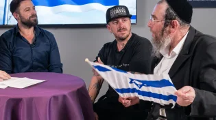עם דגל ישראל ביד: הרב חשף פסק מפתיע של הרב קנייבסקי שהצליח למנוע קרע משפחתי