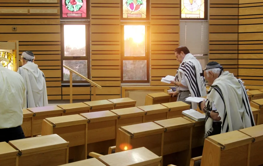 יהודים מתפללים בזריחת החמה יהודים מתפללים בזריחת החמה