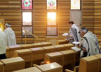 יהודים מתפללים בזריחת החמה יהודים מתפללים בזריחת החמה
