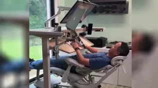 עובדים מהבית? העמדה הזו תאפשר לכם לעבוד כמעט מכל זווית