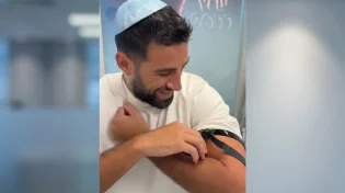 שורד השבי עצר הכל במשרדי האולפן ובחר את התפילין של טייסת 116