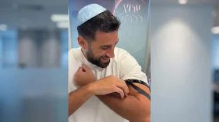 שורד השבי עצר הכל במשרדי האולפן ובחר את התפילין של טייסת 116