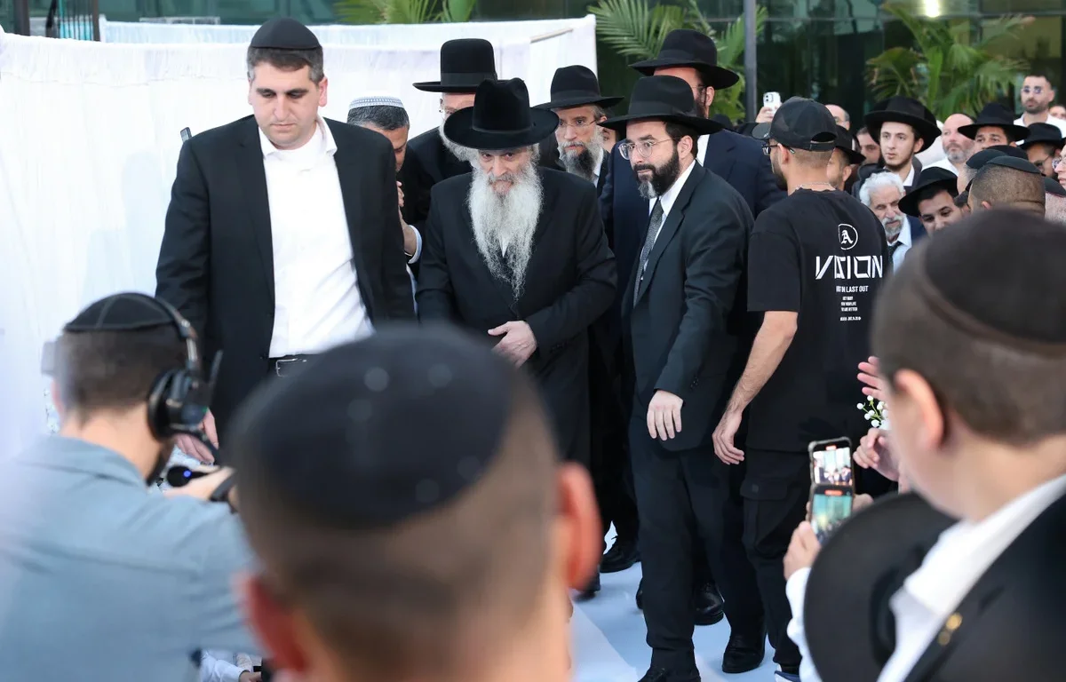שמחת החתונה במשפחת אבוחצירא: רבנים ואישי ציבור לקחו חלק במאורע המרגש