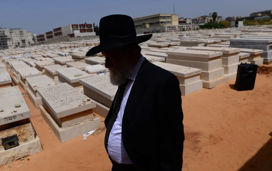יהודי בבית העלמין יהודי בבית העלמין