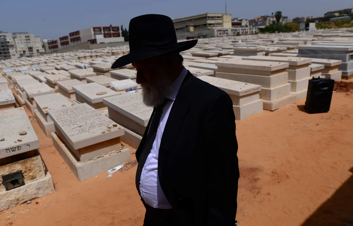 יהודי בבית העלמין יהודי בבית העלמין