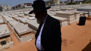 10 שנים לאחר הפטירה: התגלית בבית העלמין הובילה לסיפור מטלטל