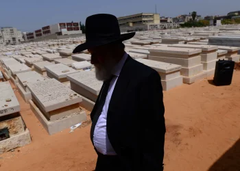 יהודי בבית העלמין יהודי בבית העלמין