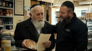 הקשיש עמד נבוך מול הקופה, ואז שלף את הפתק ששינה הכול