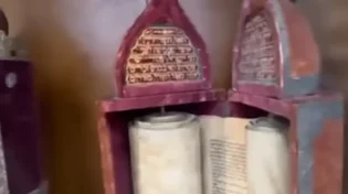 מדהים! ספרי תורה עתיקים מלפני מאות שנים במרכז תל אביב
