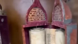 מדהים! ספרי תורה עתיקים מלפני מאות שנים במרכז תל אביב