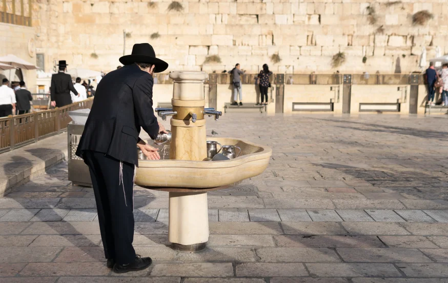 נטילת ידיים לפני הכניסה לכותל המערבי נטילת ידיים לפני הכניסה לכותל המערבי