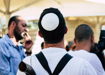 לא תפילין ולא תפילה: זו המצווה שמלווה אתכם תמיד