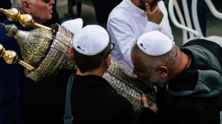 המנהג המוכר בבית הכנסת - האם כך באמת נהגו גדולי ישראל?