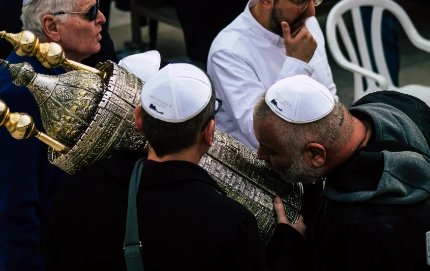 מתפללים מלווים את ספר התורה מתפללים מלווים את ספר התורה