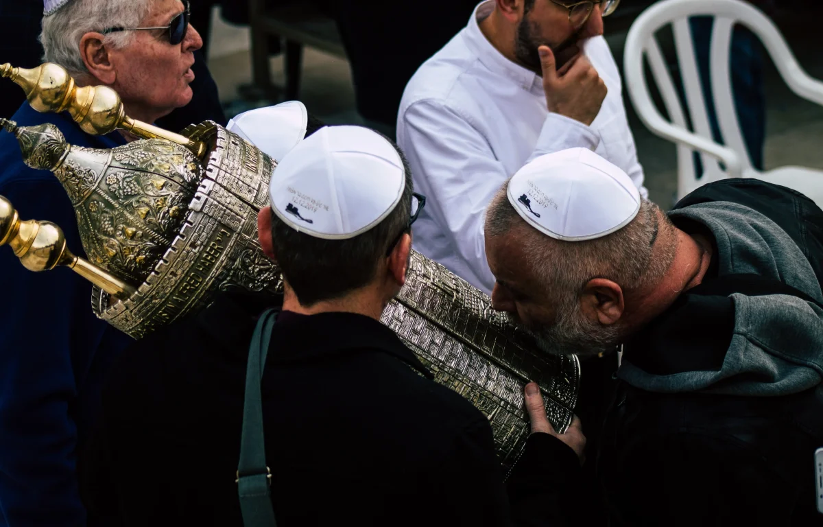 מתפללים מלווים את ספר התורה מתפללים מלווים את ספר התורה