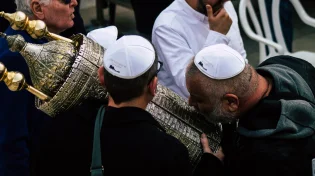 המנהג המוכר בבית הכנסת - האם כך באמת נהגו גדולי ישראל?