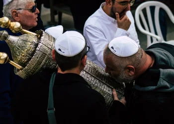 מתפללים מלווים את ספר התורה מתפללים מלווים את ספר התורה