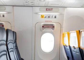 ניסה לרדת מהמטוס ולפרוץ לתא הטייס: הנוסעים השתלטו עליו בגובה אלפי מטרים ניסה לרדת מהמטוס ולפרוץ לתא הטייס: הנוסעים השתלטו עליו בגובה אלפי מטרים