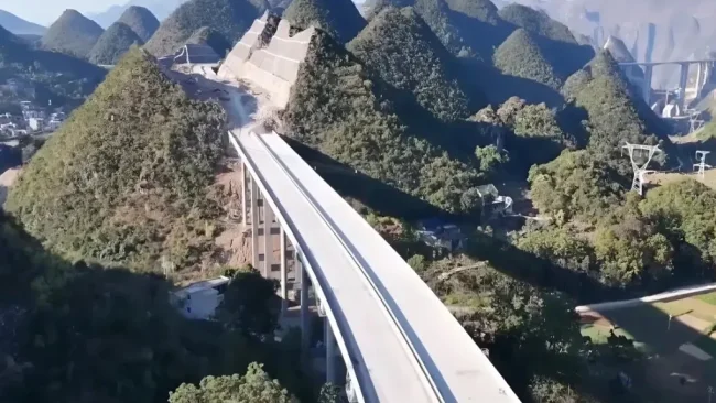 במקום לחפור מנהרה, הם פשוט חתכו את ההר: הפרויקט הסיני שמסעיר את העולם
