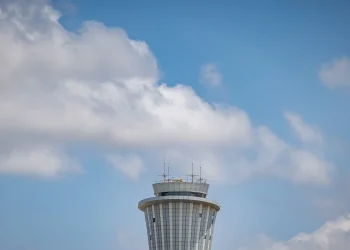 אזעקות בנתב"ג בעקבות ירי מתימן ואיראן: נוסעים פונו מהמטוס רגע לפני ההמראה