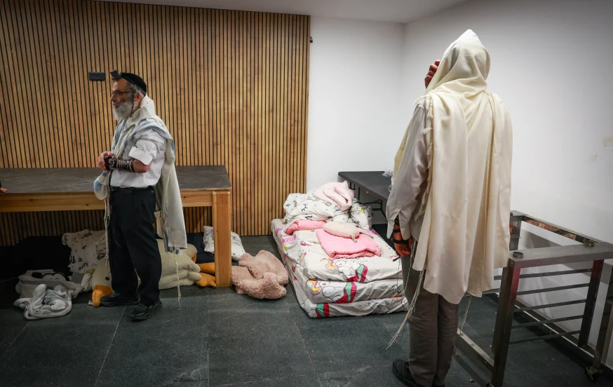 ישראלים מתפללים במקלט בזמן אזעקות בעקבות ירי טילים מאיראן ישראלים מתפללים במקלט בזמן אזעקות בעקבות ירי טילים מאיראן