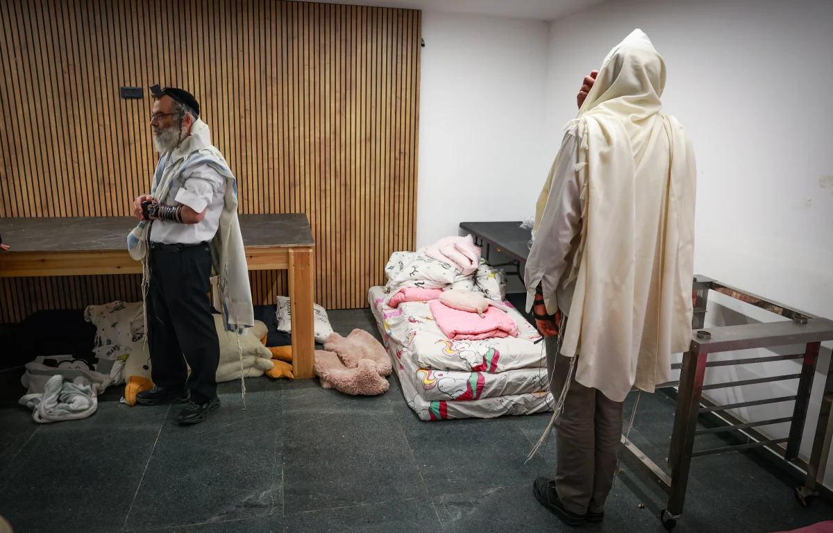 ישראלים מתפללים במקלט בזמן אזעקות בעקבות ירי טילים מאיראן