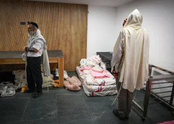 ישראלים מתפללים במקלט בזמן אזעקות בעקבות ירי טילים מאיראן