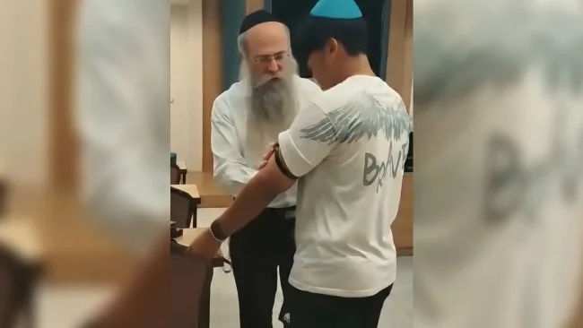 התאילנדי גילה שהוא יהודי והניח לראשונה תפילין